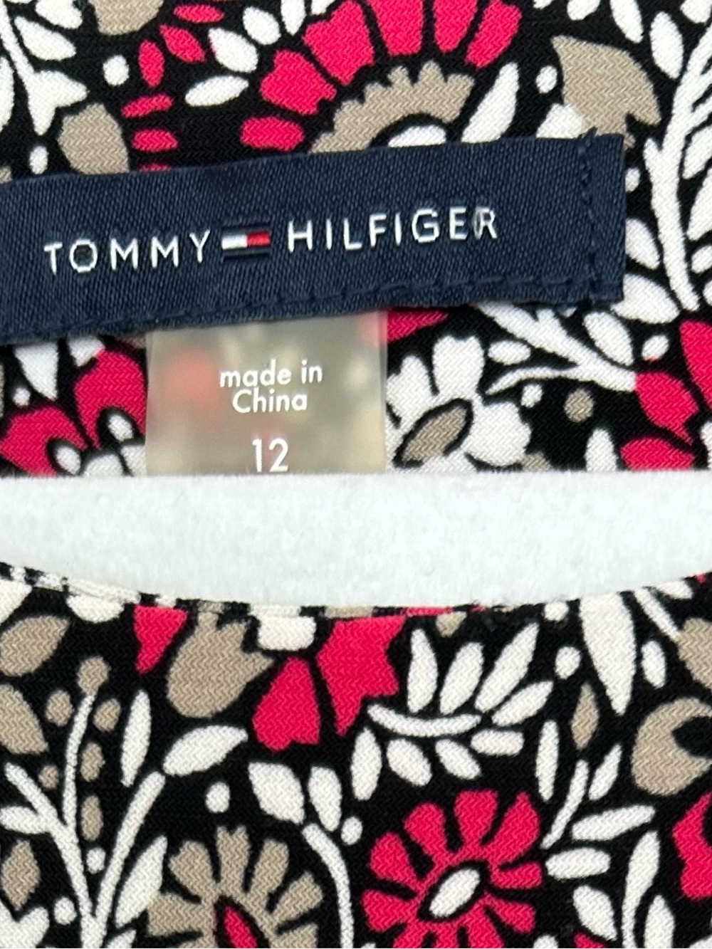 Tommy Hilfiger Floral Stretch Print Dress in Black, White & Fuchsia. Size 12. - Picture 4 of 5